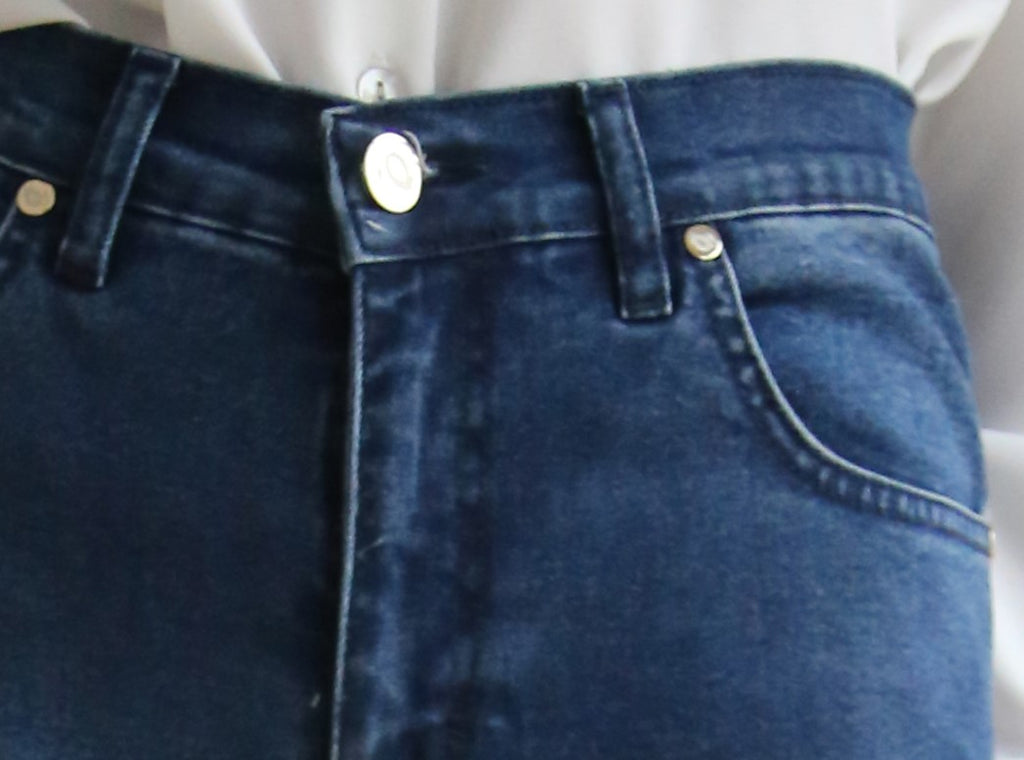 Pantalón denim elástico, corte recto estilizado, tiro alto, 5 bolsillos, diseño atemporal.