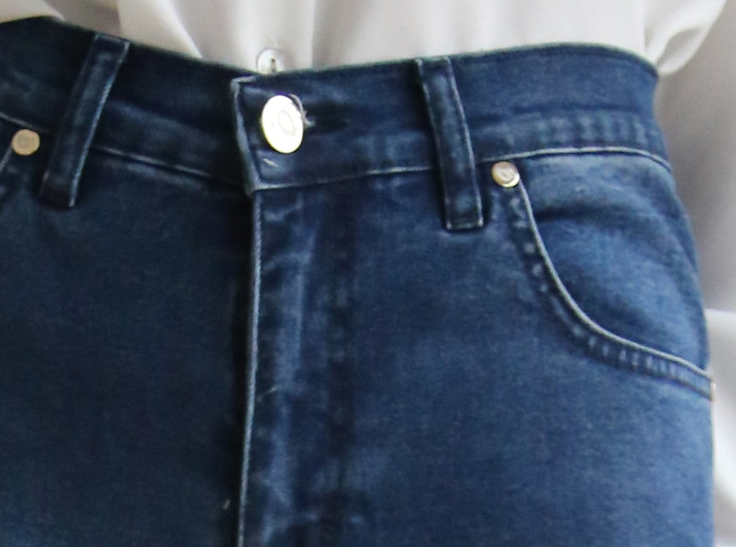 Pantalón denim elástico, corte recto estilizado, tiro alto, 5 bolsillos, diseño atemporal.