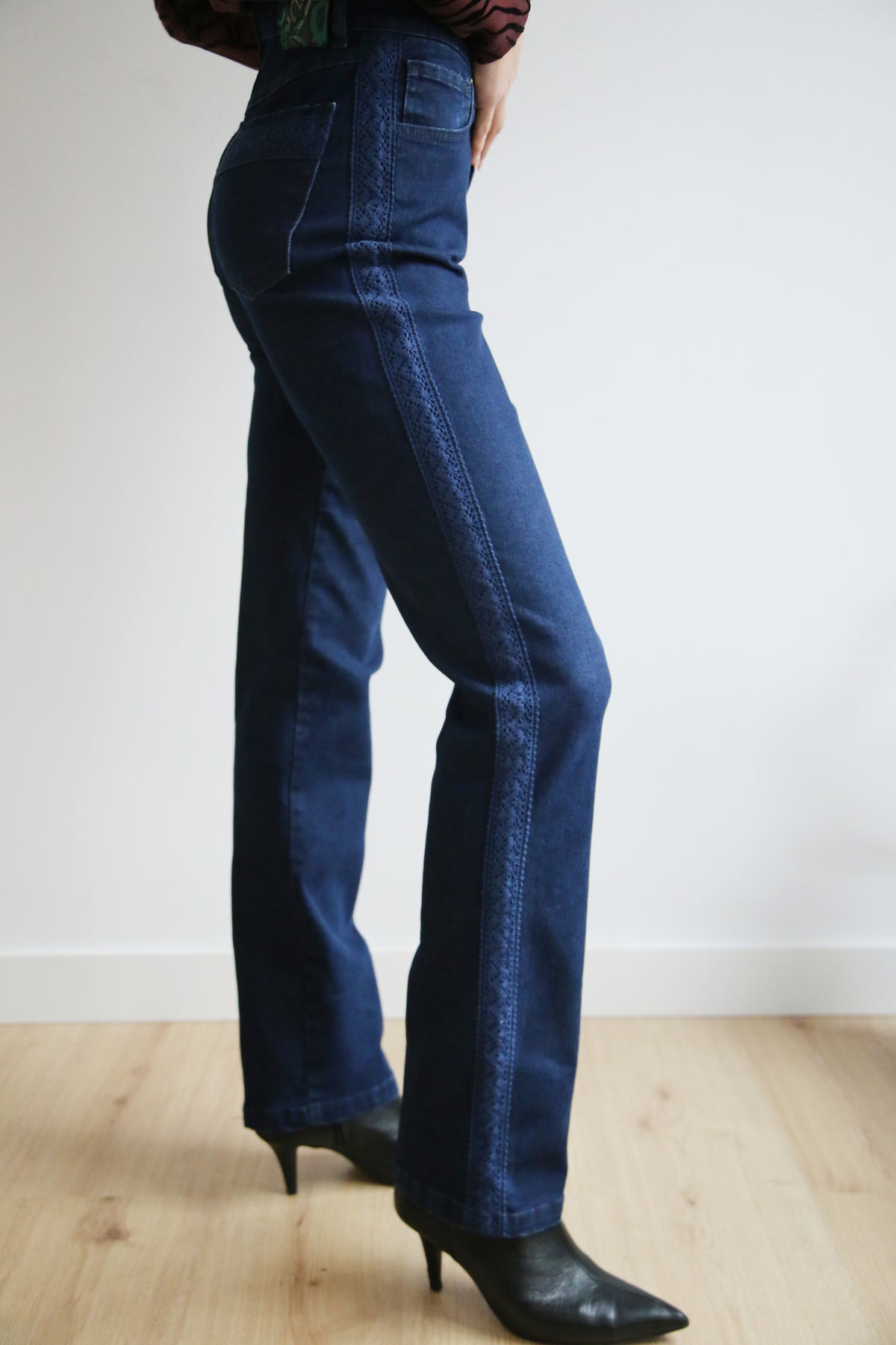Pantalón denim, encaje calado, tejido elástico, corte recto.