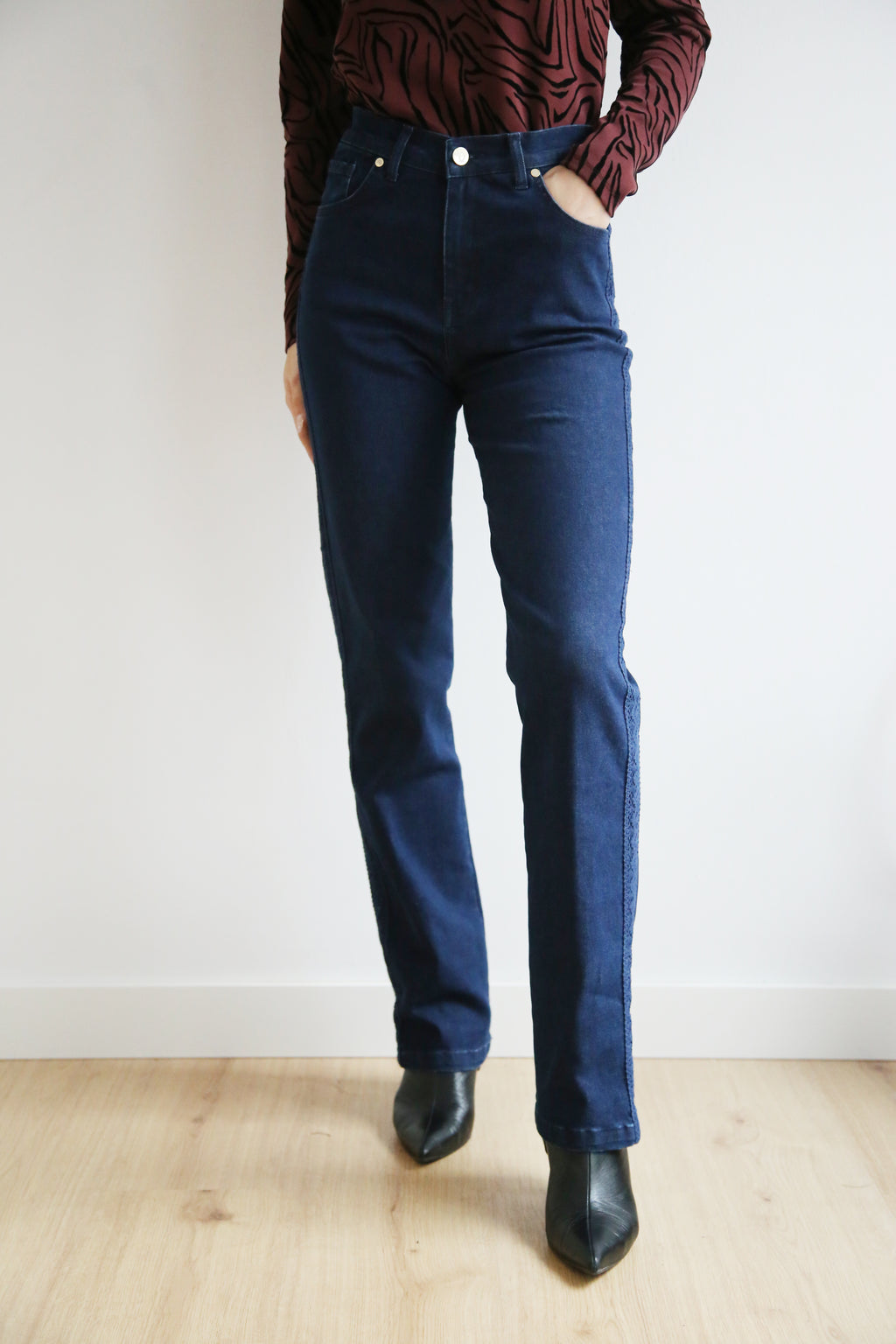 Pantalón denim, encaje calado, tejido elástico, corte recto.