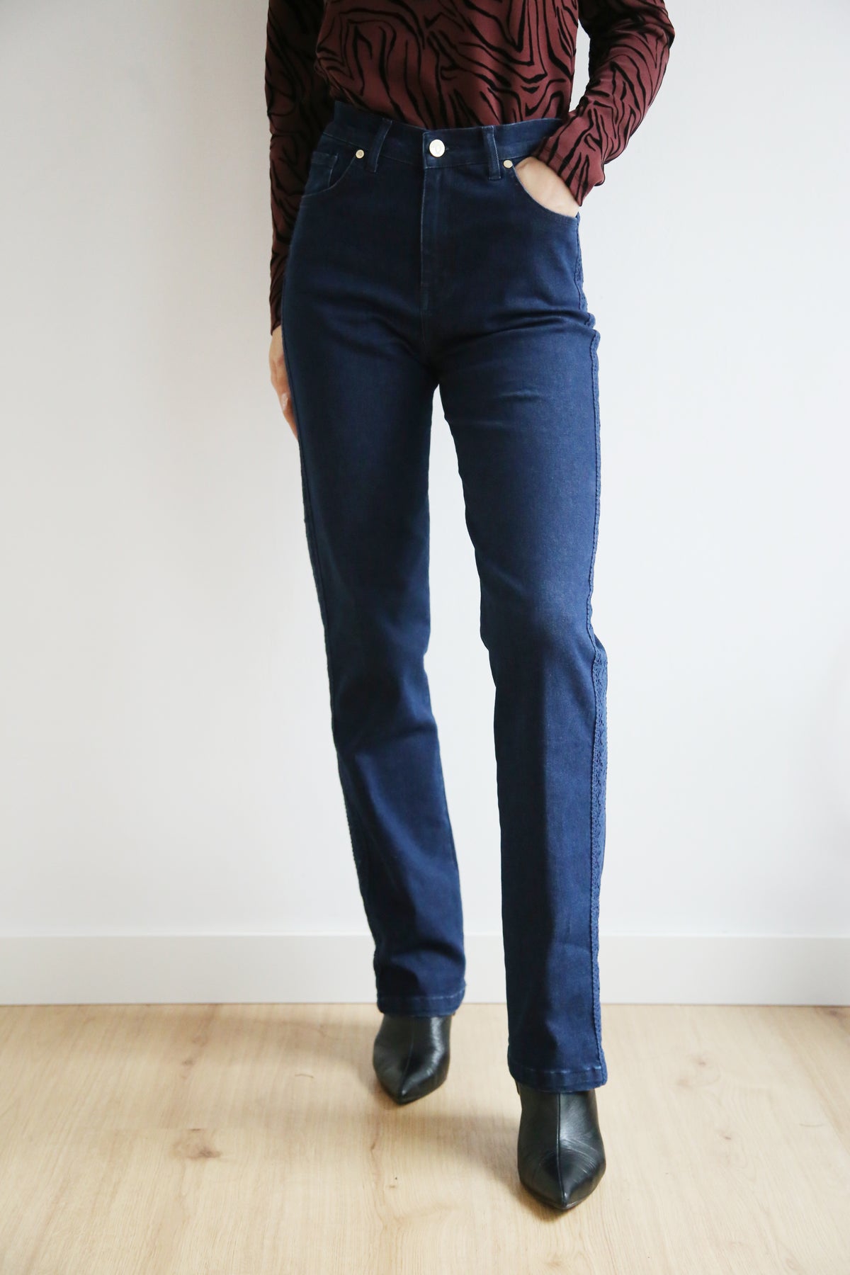 Pantalón denim, encaje calado, tejido elástico, corte recto.