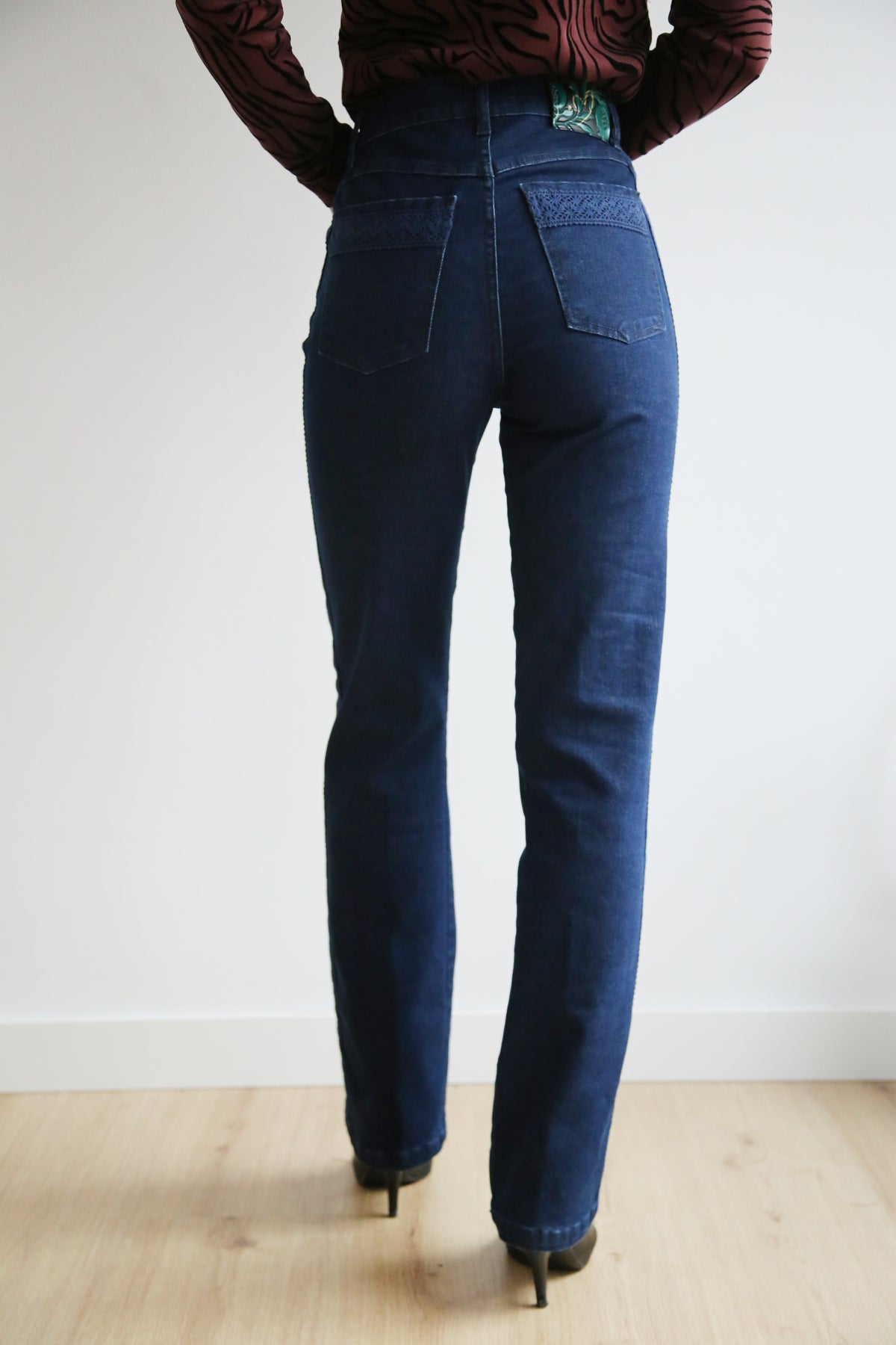 Pantalón denim, encaje calado, tejido elástico, corte recto.