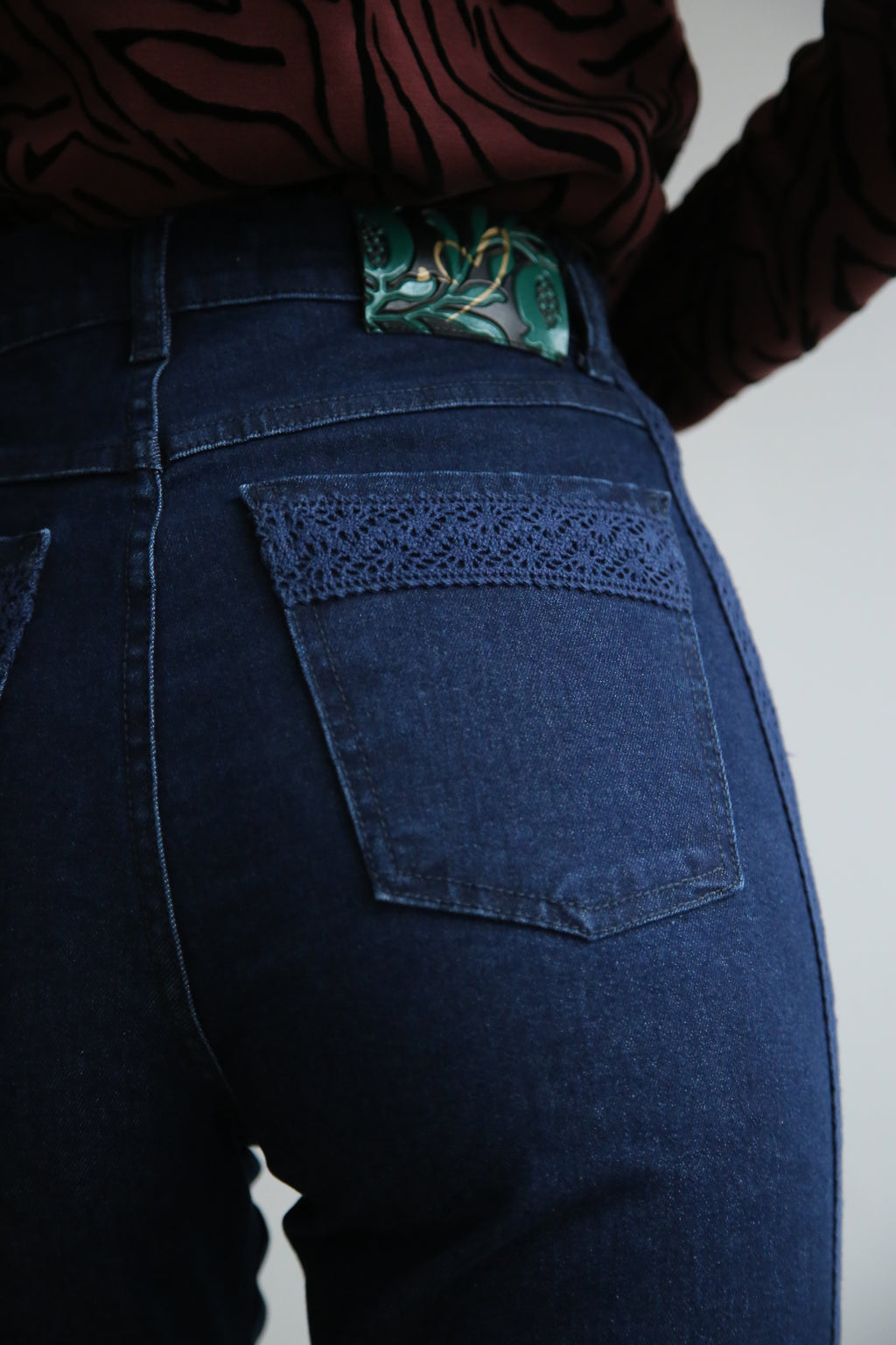 Pantalón denim, encaje calado, tejido elástico, corte recto.