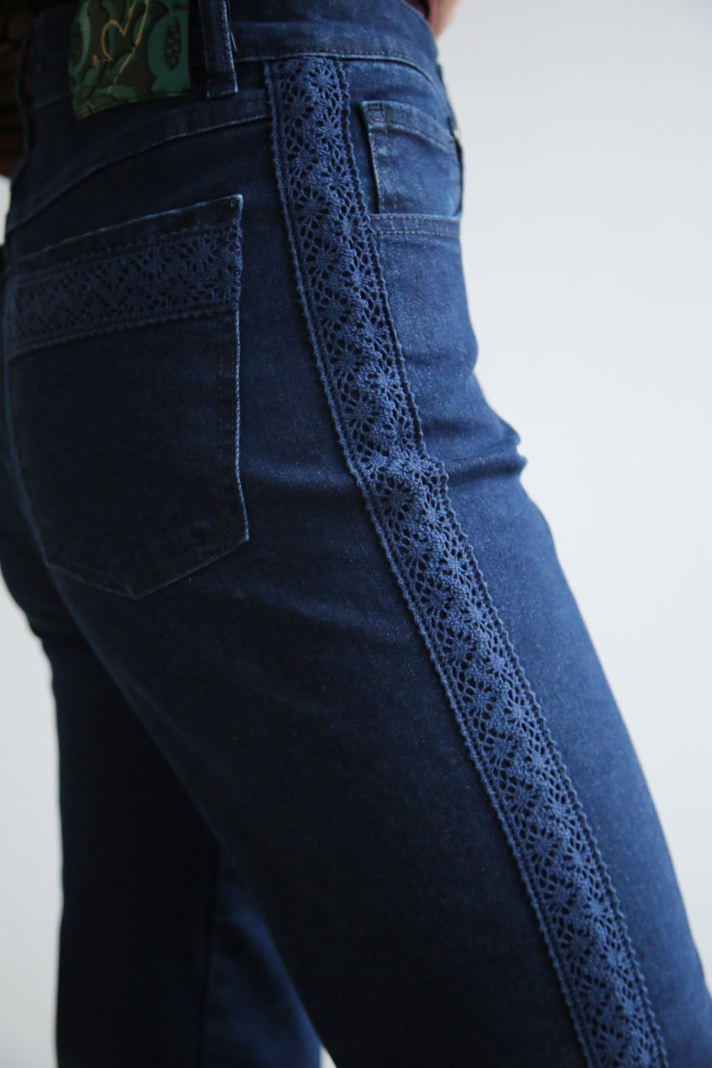 Pantalón denim, encaje calado, tejido elástico, corte recto.