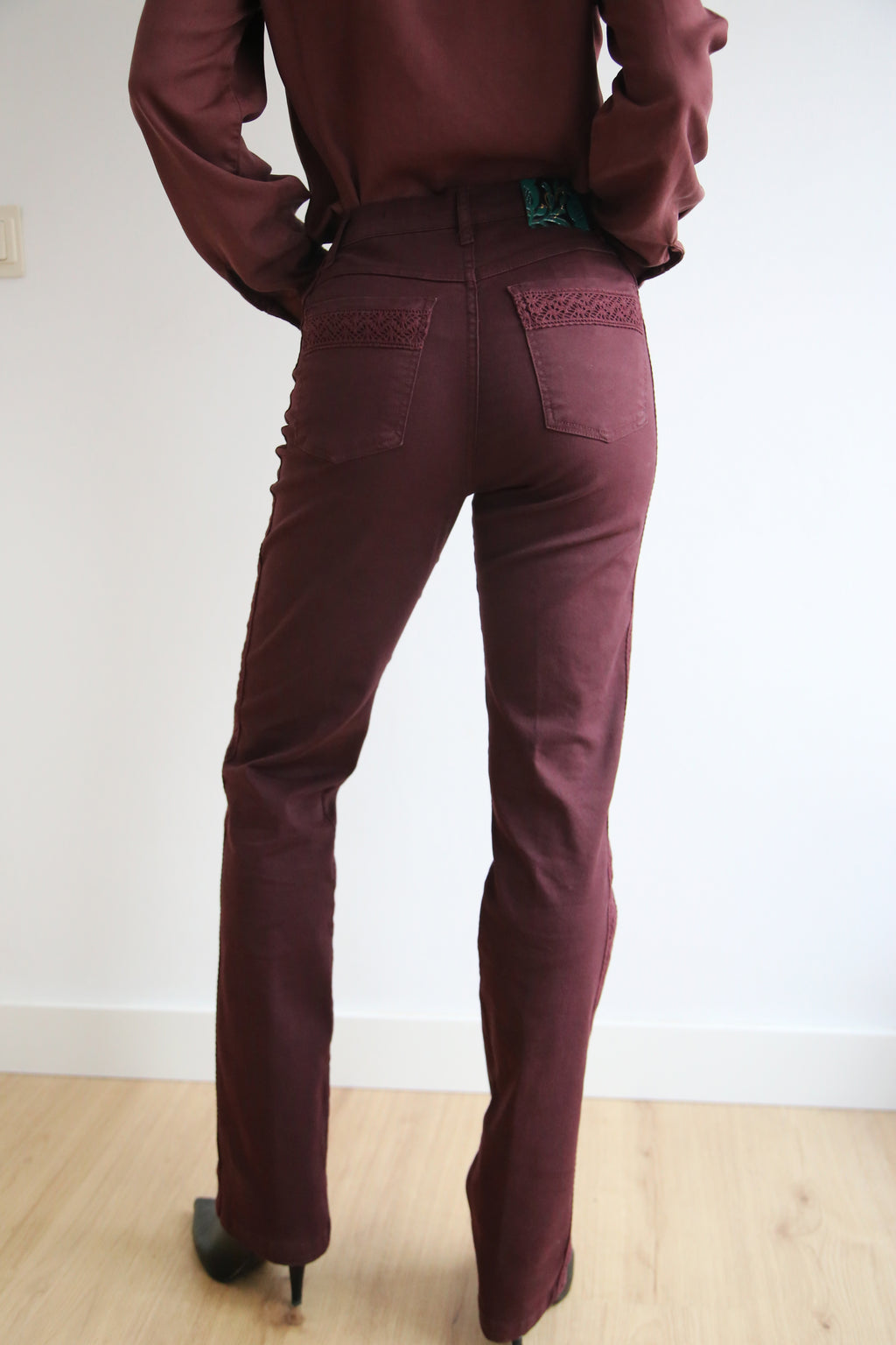 Pantalón encaje calado, tejido elástico, corte recto