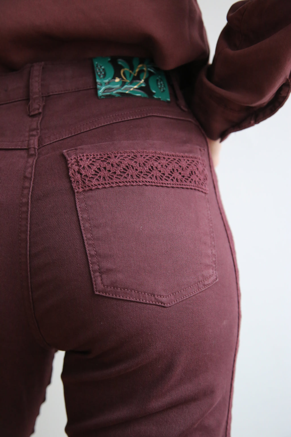 Pantalón encaje calado, tejido elástico, corte recto