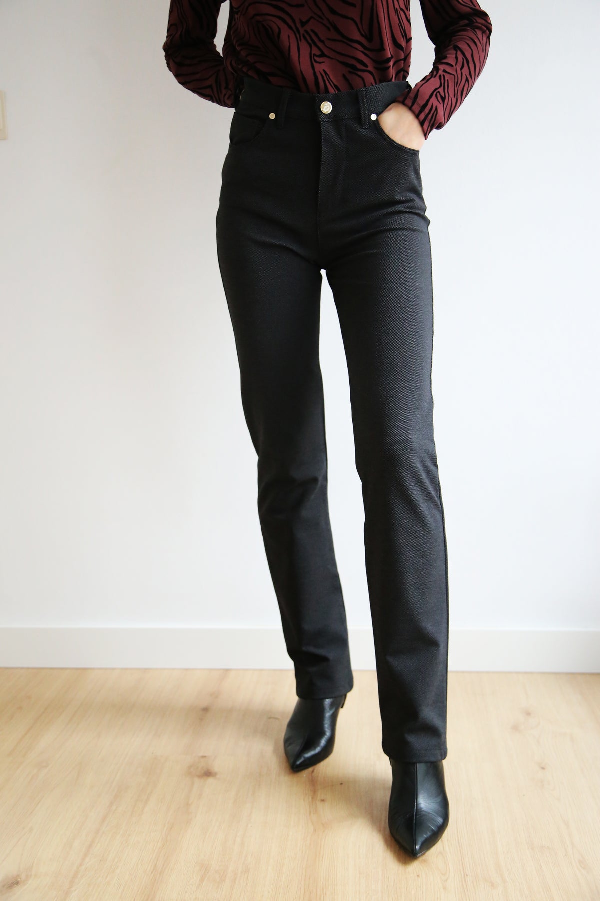 Pantalon micropunto, tejido soft cálido, punto elástico 5 boIsiIIos, corte recto.