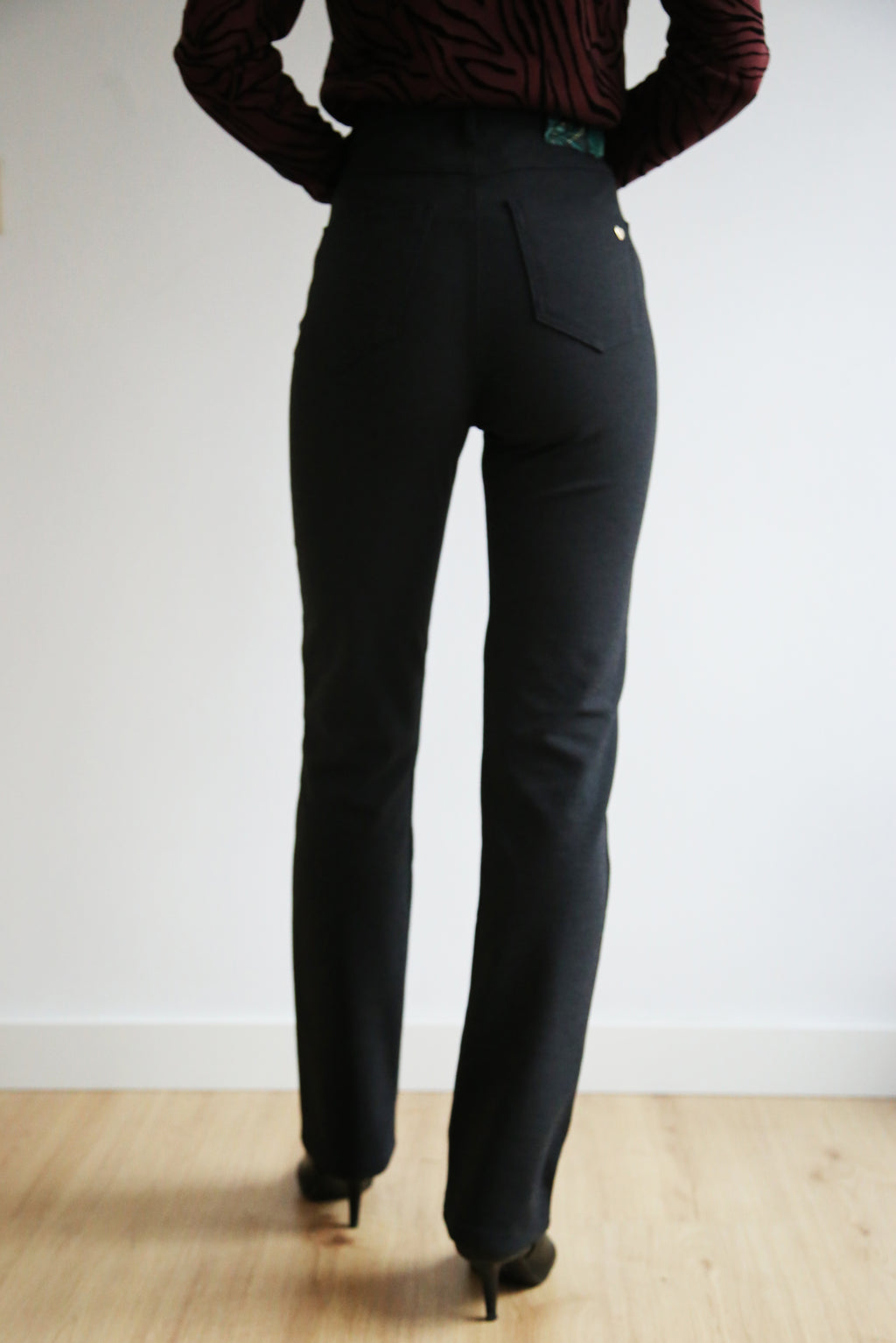 Pantalon micropunto, tejido soft cálido, punto elástico 5 boIsiIIos, corte recto.