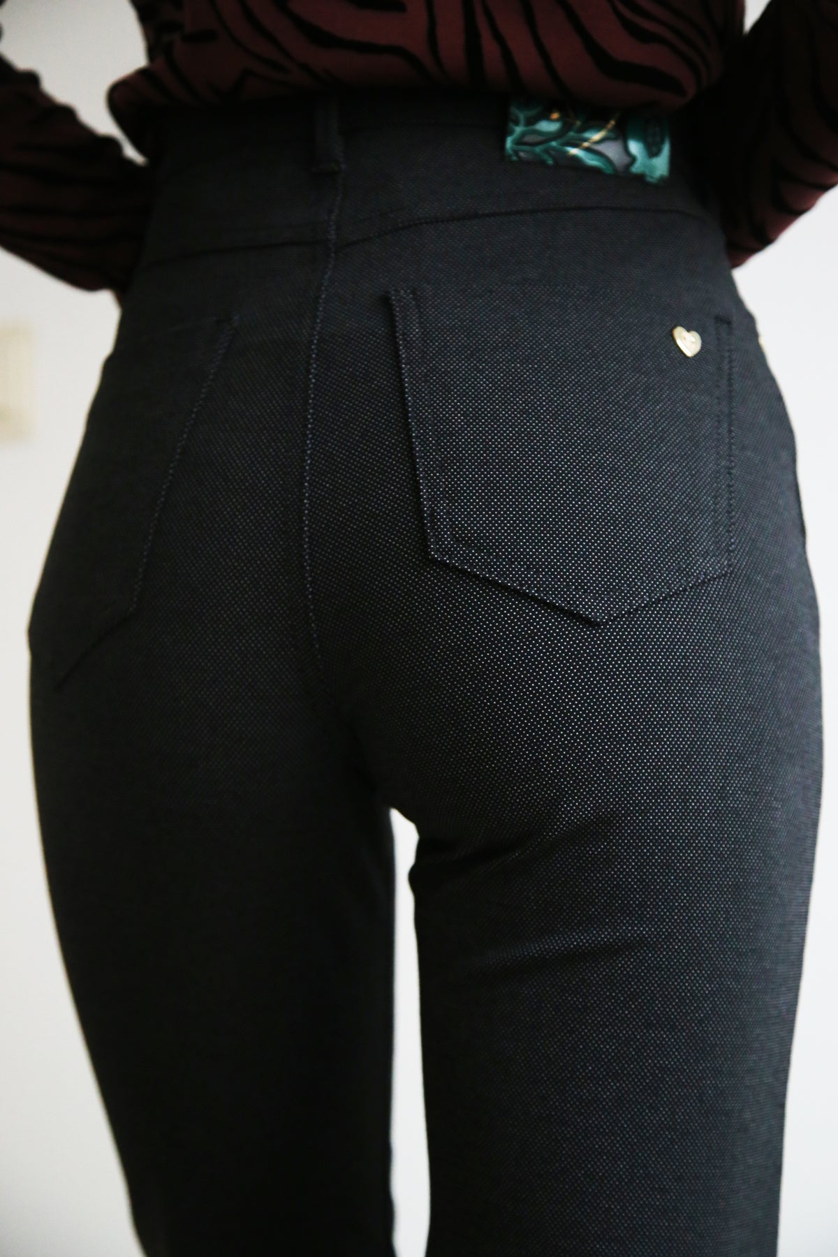 Pantalon micropunto, tejido soft cálido, punto elástico 5 boIsiIIos, corte recto.
