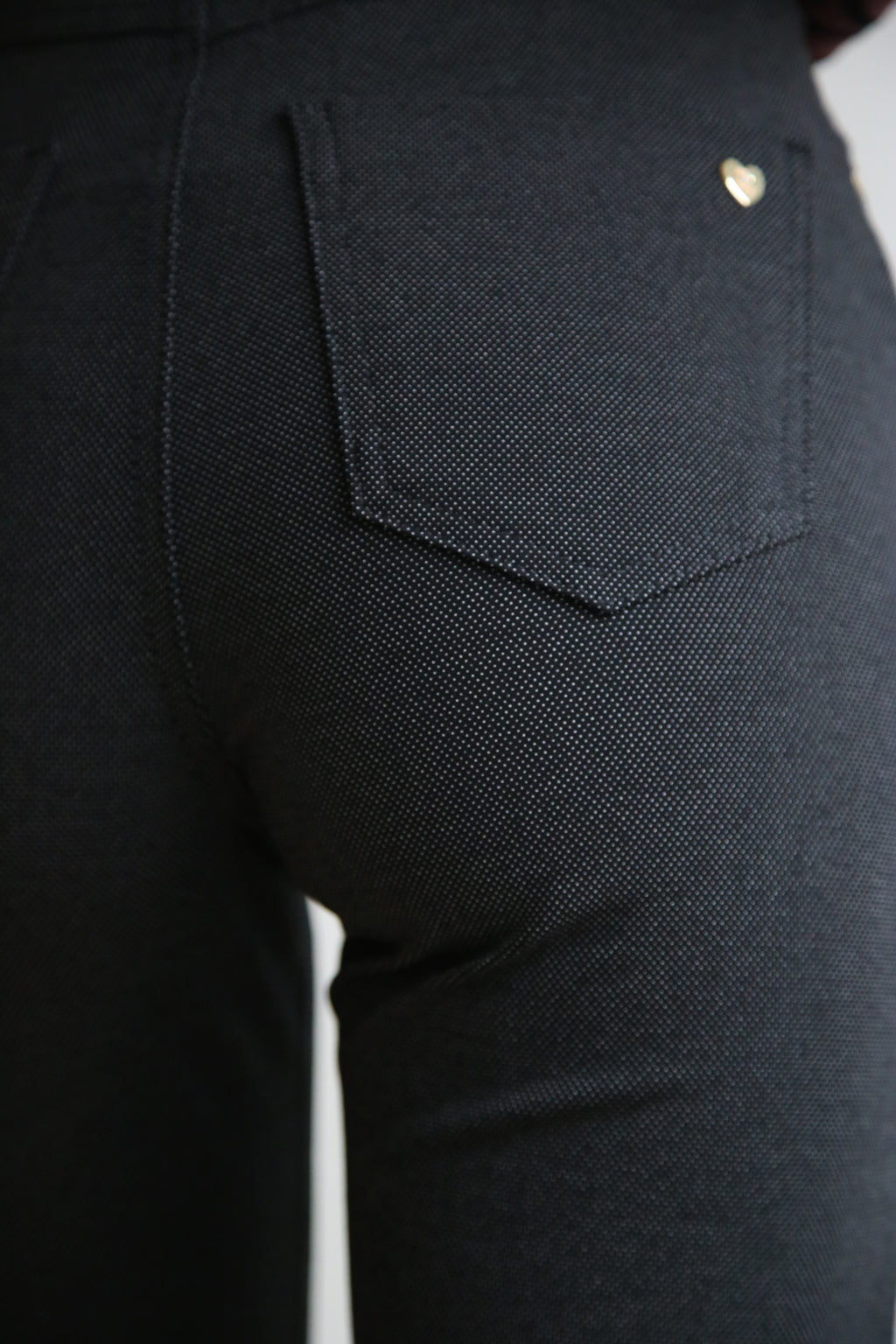 Pantalon micropunto, tejido soft cálido, punto elástico 5 boIsiIIos, corte recto.