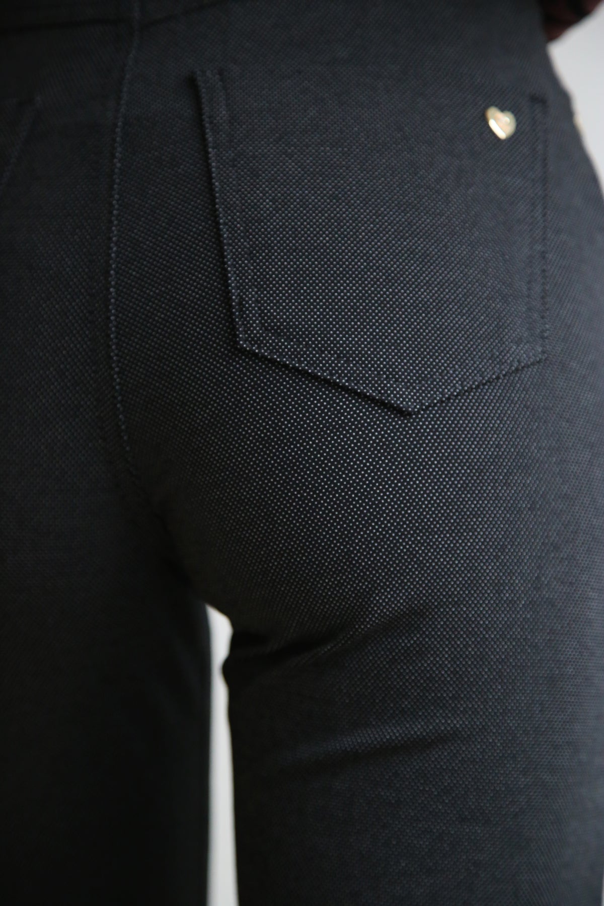 Pantalon micropunto, tejido soft cálido, punto elástico 5 boIsiIIos, corte recto.