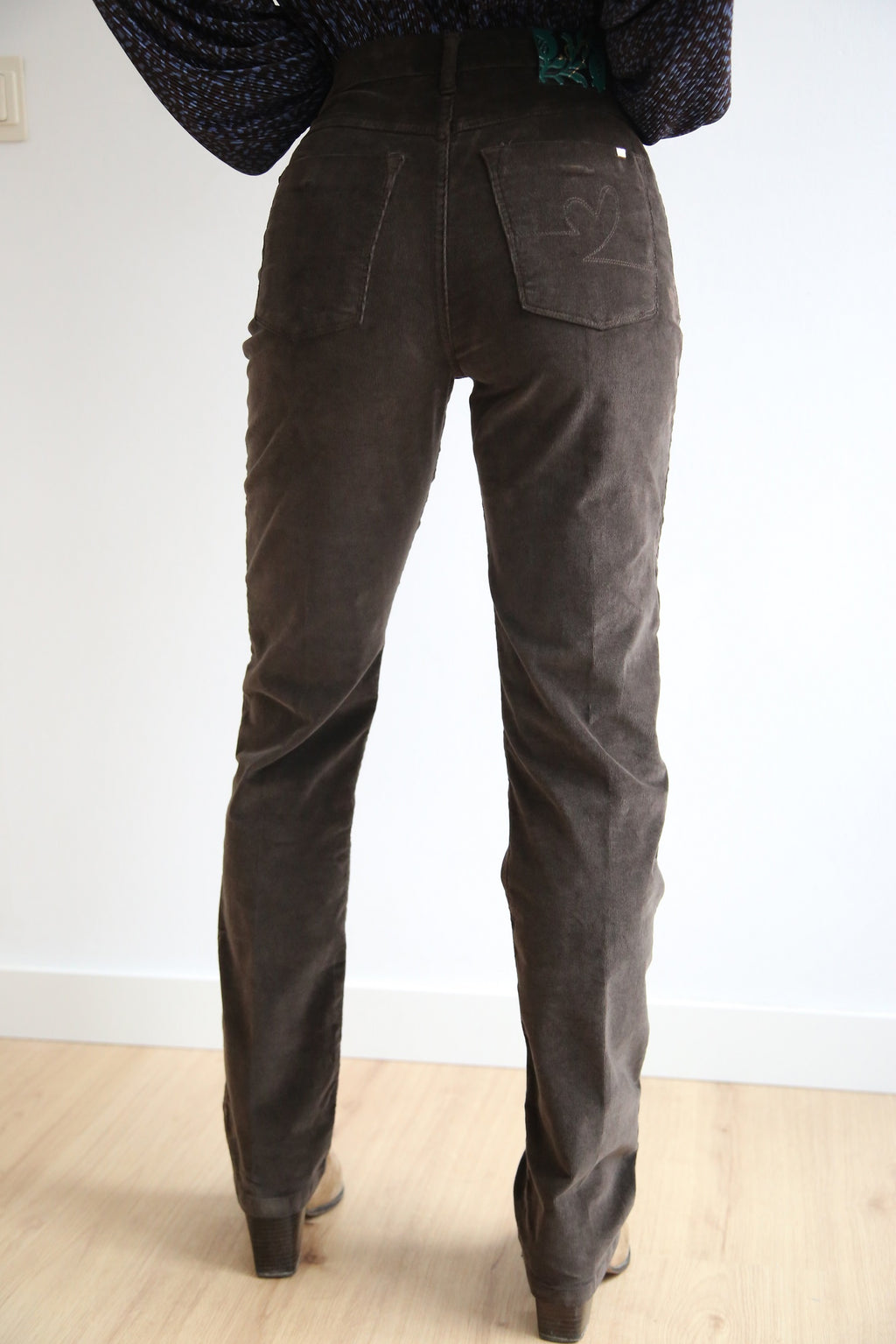 Pantalón pana, corte recto, tiro alto, 5 bolsillos