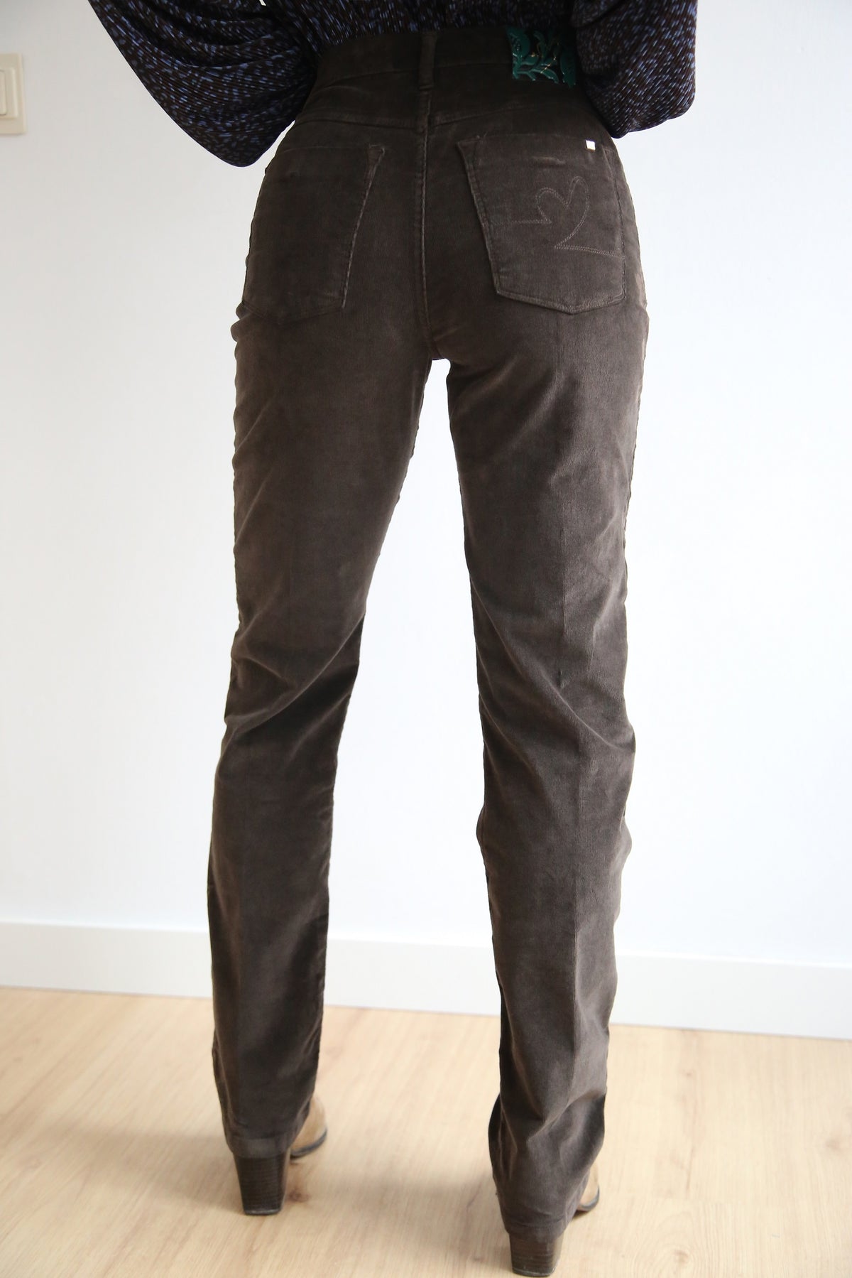 Pantalón pana, corte recto, tiro alto, 5 bolsillos
