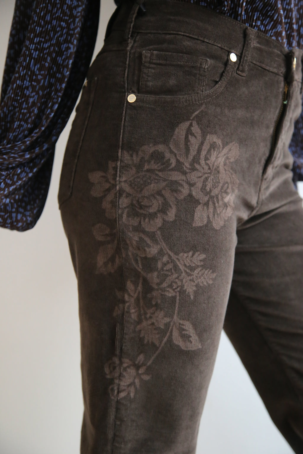 Pantalón pana, laser floral artesanal, corte recto, tiro alto, 5 bolsillos, diseño invernal.
