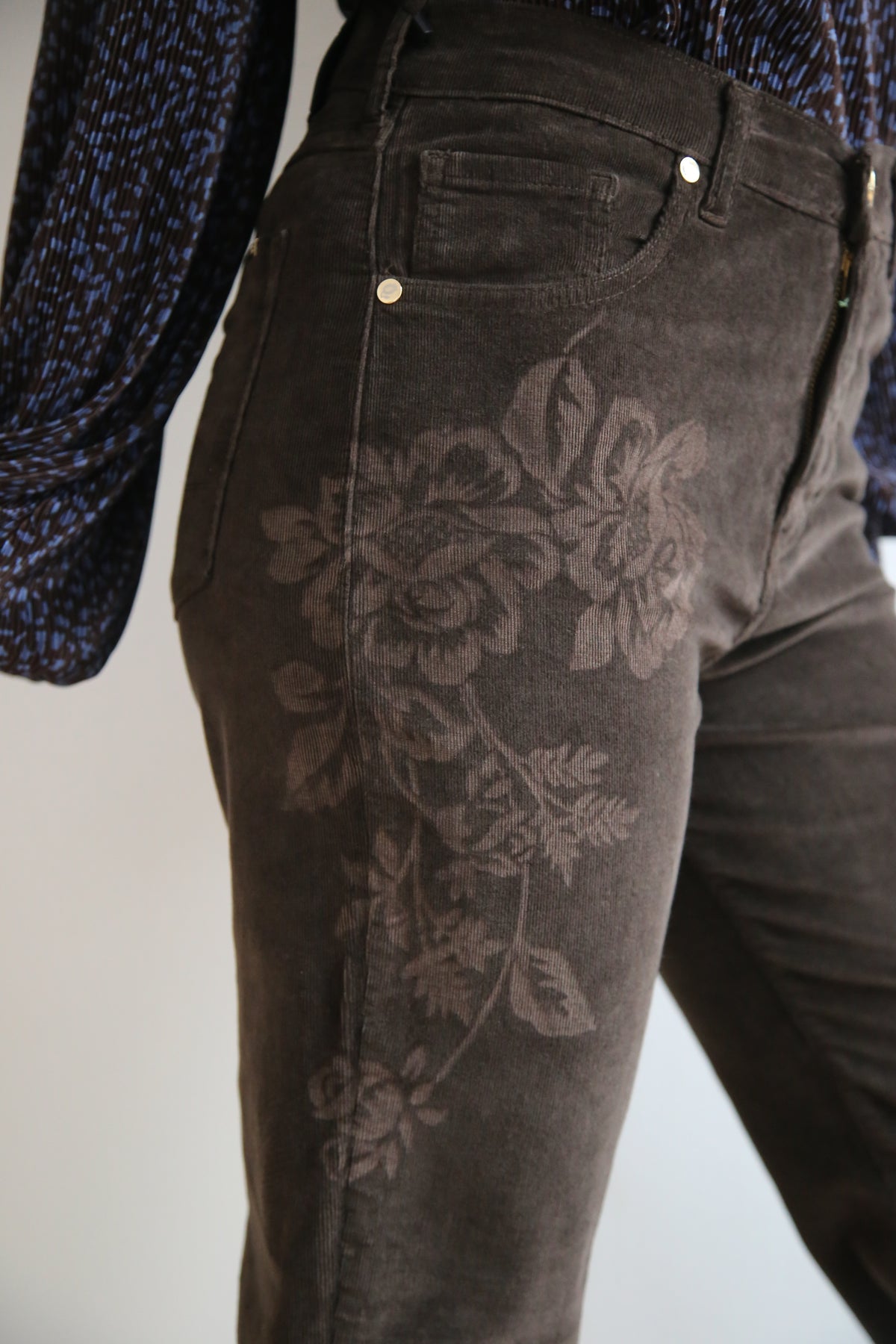 Pantalón pana, laser floral artesanal, corte recto, tiro alto, 5 bolsillos, diseño invernal.