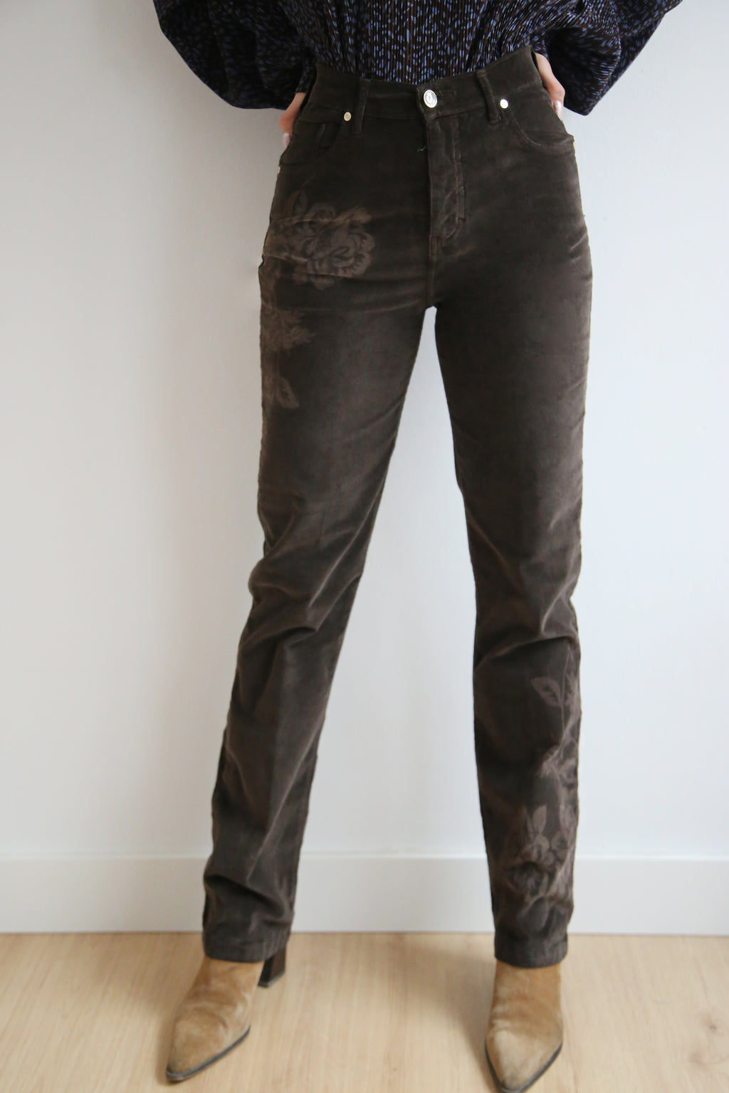 Pantalón pana, laser floral artesanal, corte recto, tiro alto, 5 bolsillos, diseño invernal.