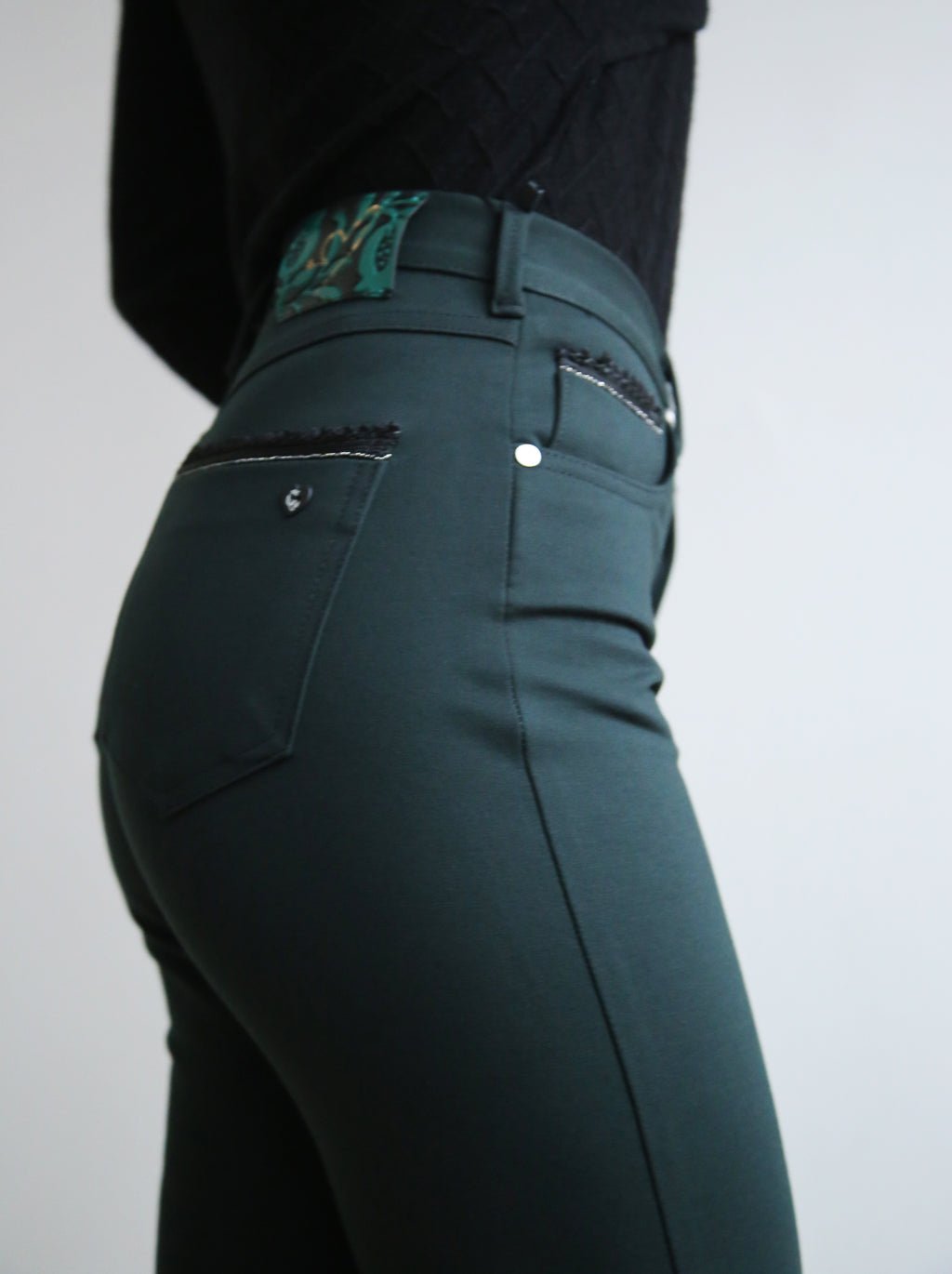 Pantalón recto, tiro alto, 5 bolsillos, pedrería en bolsillos, tejido punto elástico confortable y cálido, silueta entallada.