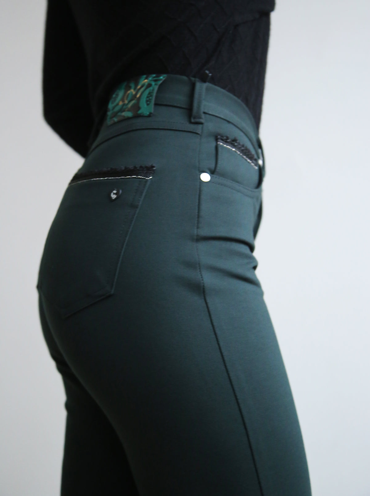Pantalón recto, tiro alto, 5 bolsillos, pedrería en bolsillos, tejido punto elástico confortable y cálido, silueta entallada.