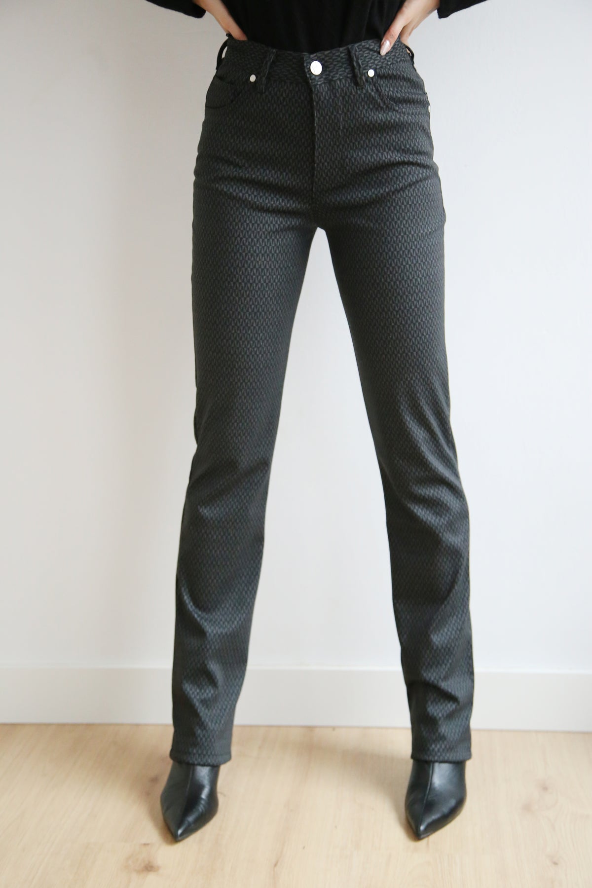 Pantalon estampado geométrico, punto Jacquard, alta elasticidad, cinco bolsillos, corte recto.