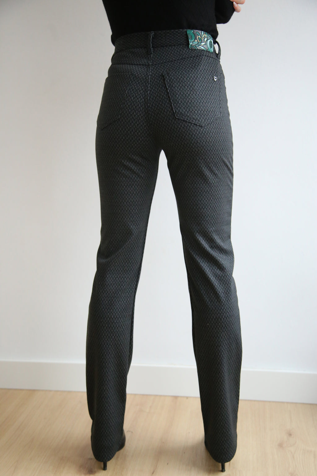 Pantalon estampado geométrico, punto Jacquard, alta elasticidad, cinco bolsillos, corte recto.