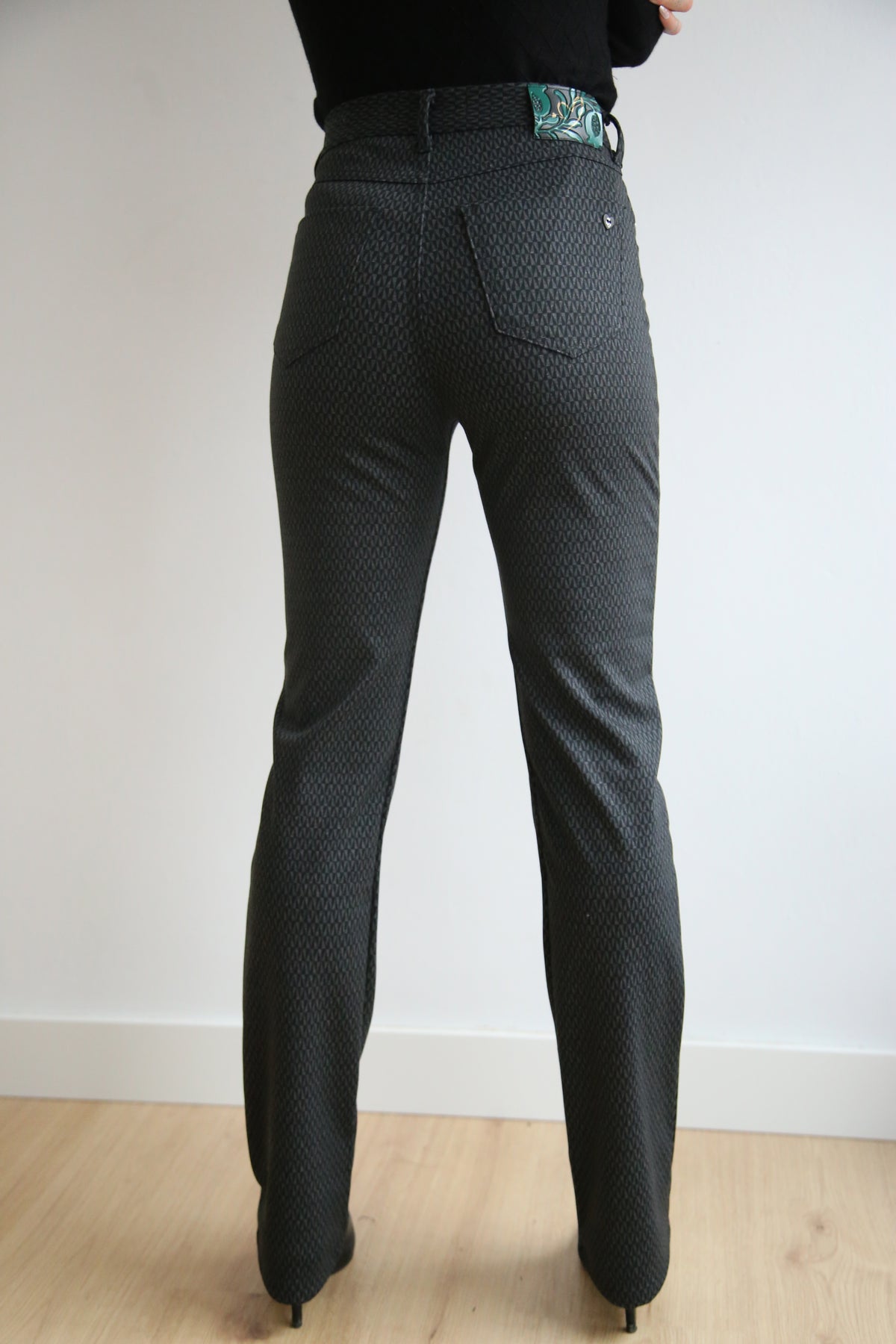 Pantalon estampado geométrico, punto Jacquard, alta elasticidad, cinco bolsillos, corte recto.