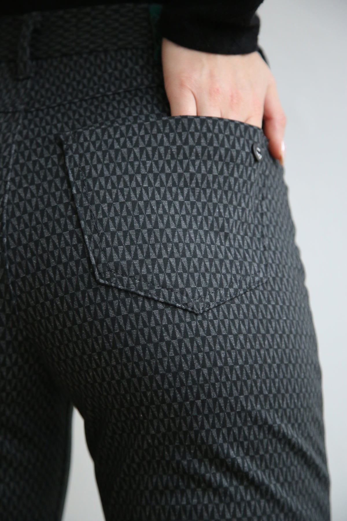 Pantalon estampado geométrico, punto Jacquard, alta elasticidad, cinco bolsillos, corte recto.