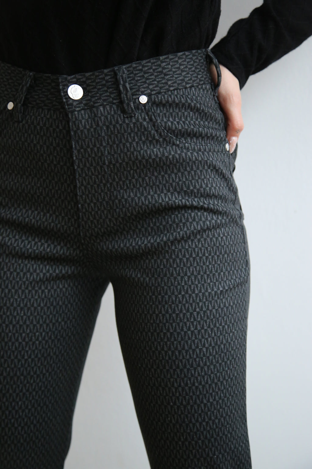Pantalon estampado geométrico, punto Jacquard, alta elasticidad, cinco bolsillos, corte recto.