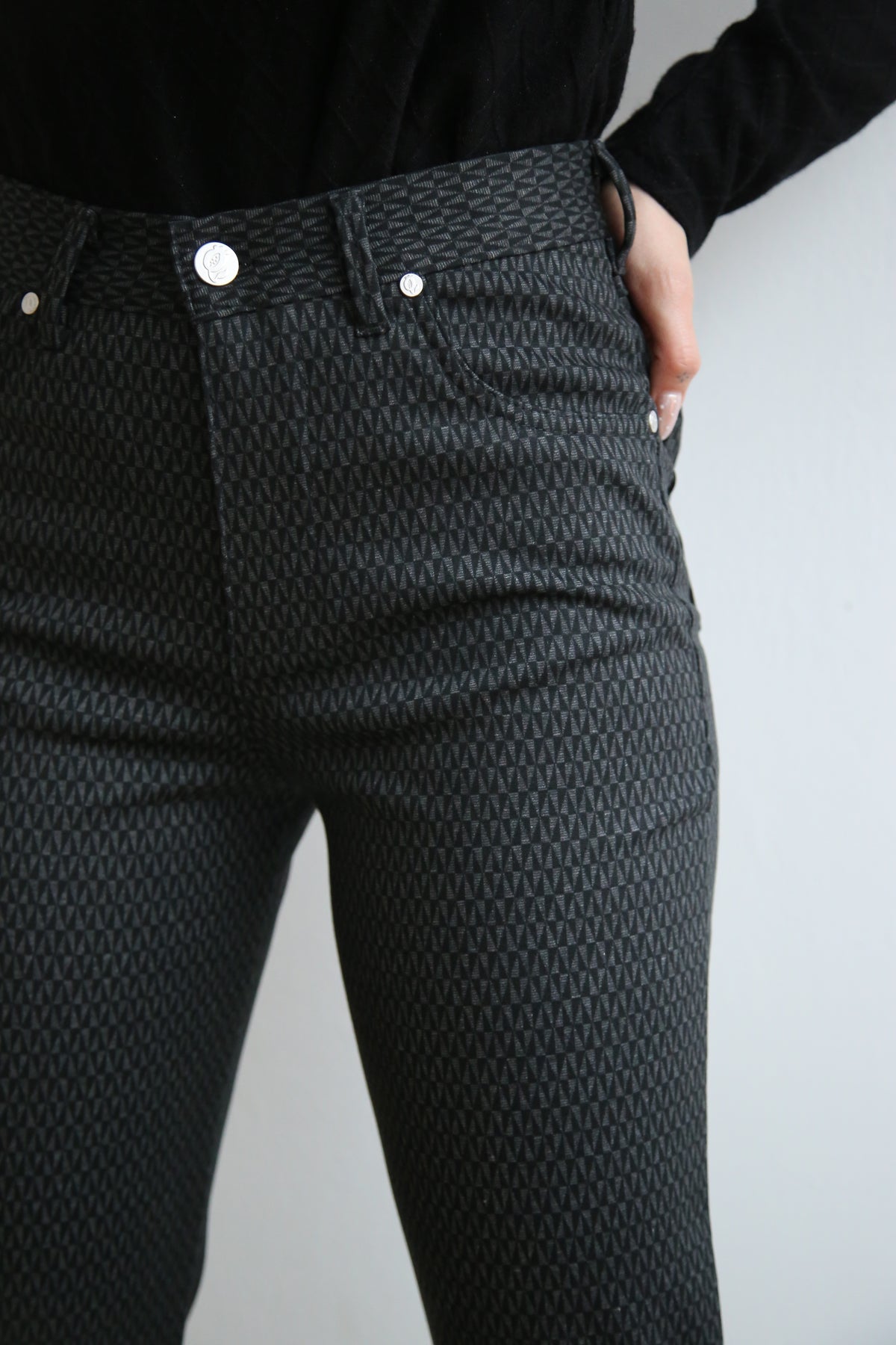 Pantalon estampado geométrico, punto Jacquard, alta elasticidad, cinco bolsillos, corte recto.
