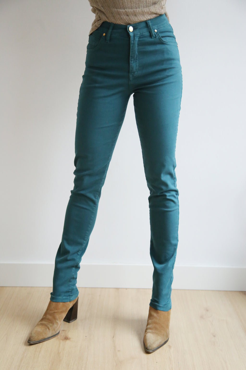 Pantalón con lycra, elástico, cinco bolsillos, corte recto.