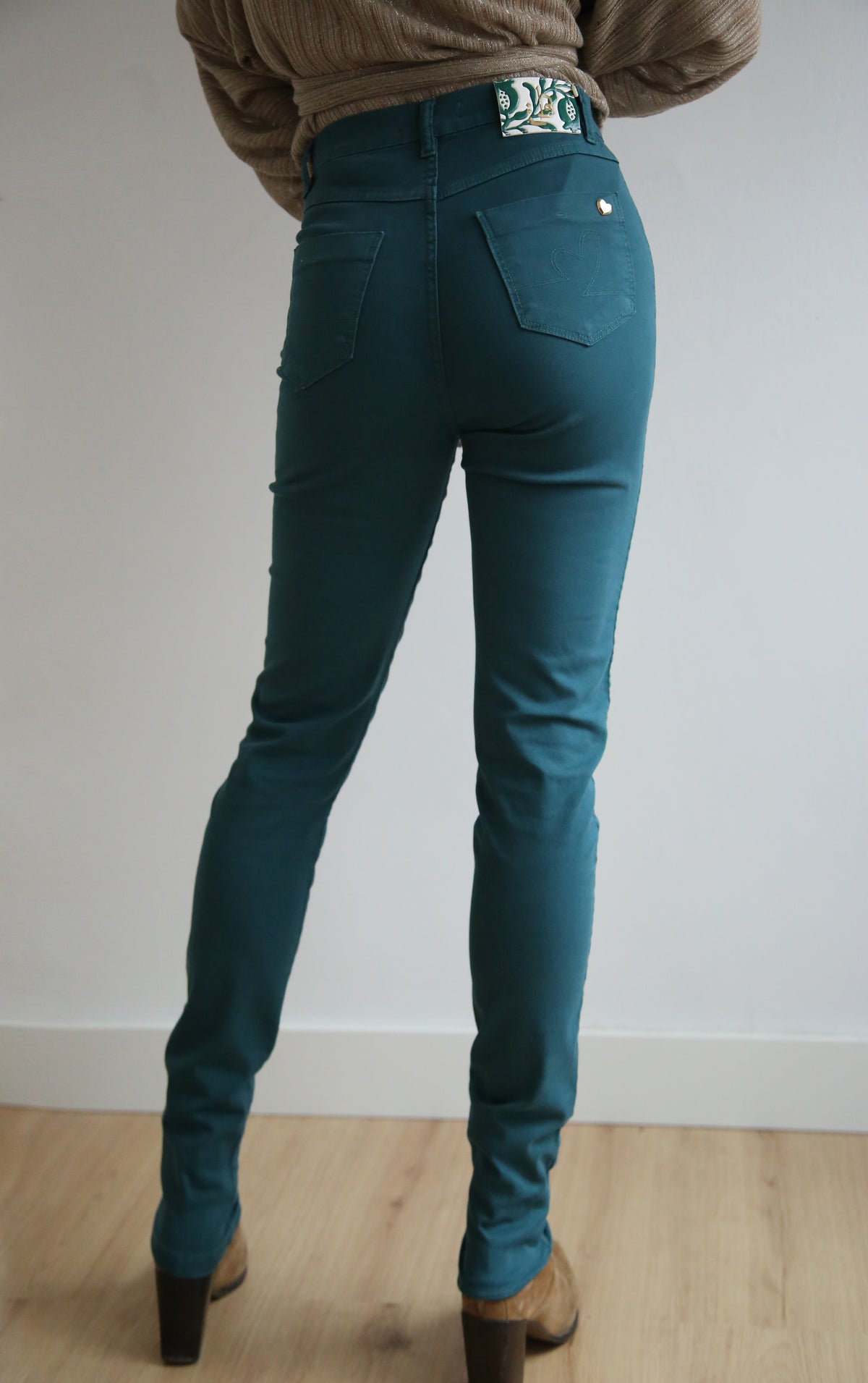 Pantalón con lycra, elástico, cinco bolsillos, corte recto.