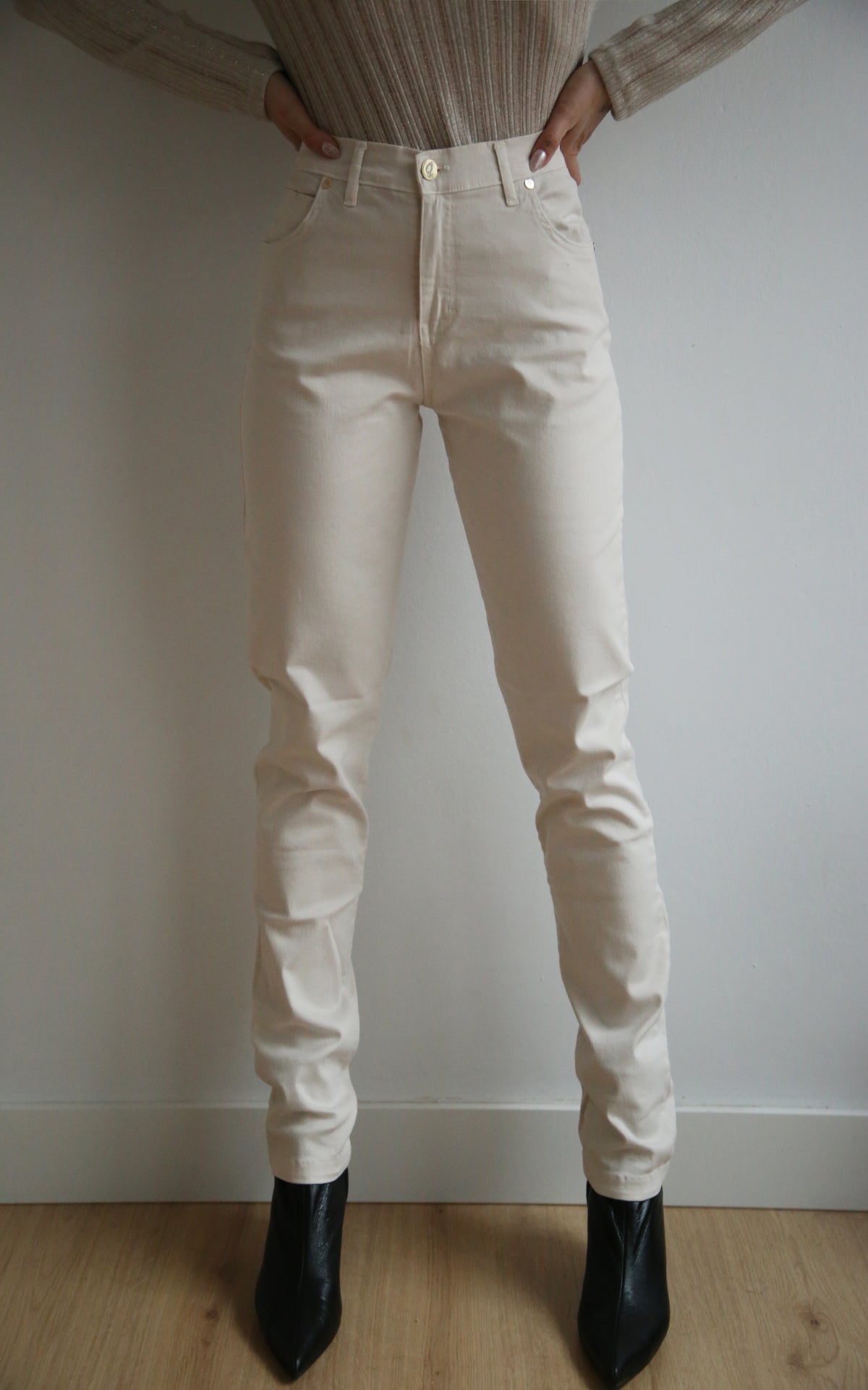 Pantalón con lycra, elástico, cinco bolsillos, corte recto.