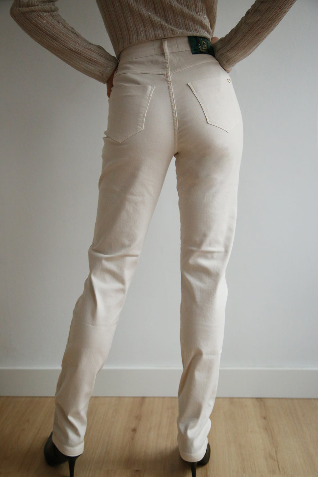 Pantalón con lycra, elástico, cinco bolsillos, corte recto.