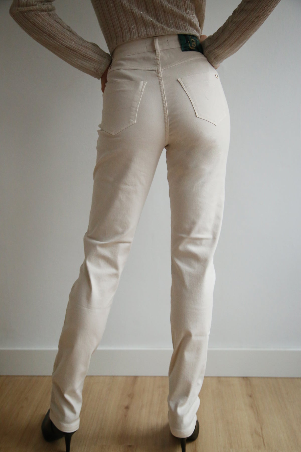 Pantalón con lycra, elástico, cinco bolsillos, corte recto.