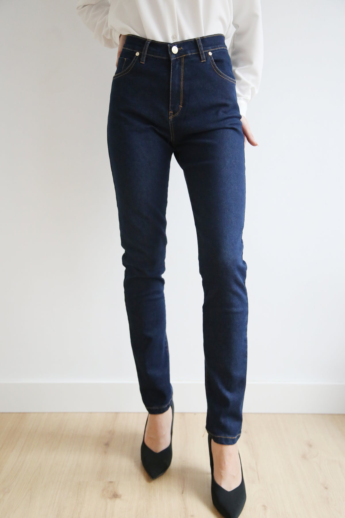 Pantalón denim, alta elasticidad, pierna recta.