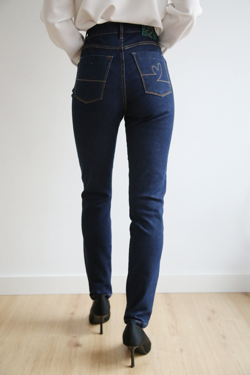 Pantalón denim, alta elasticidad, pierna recta.