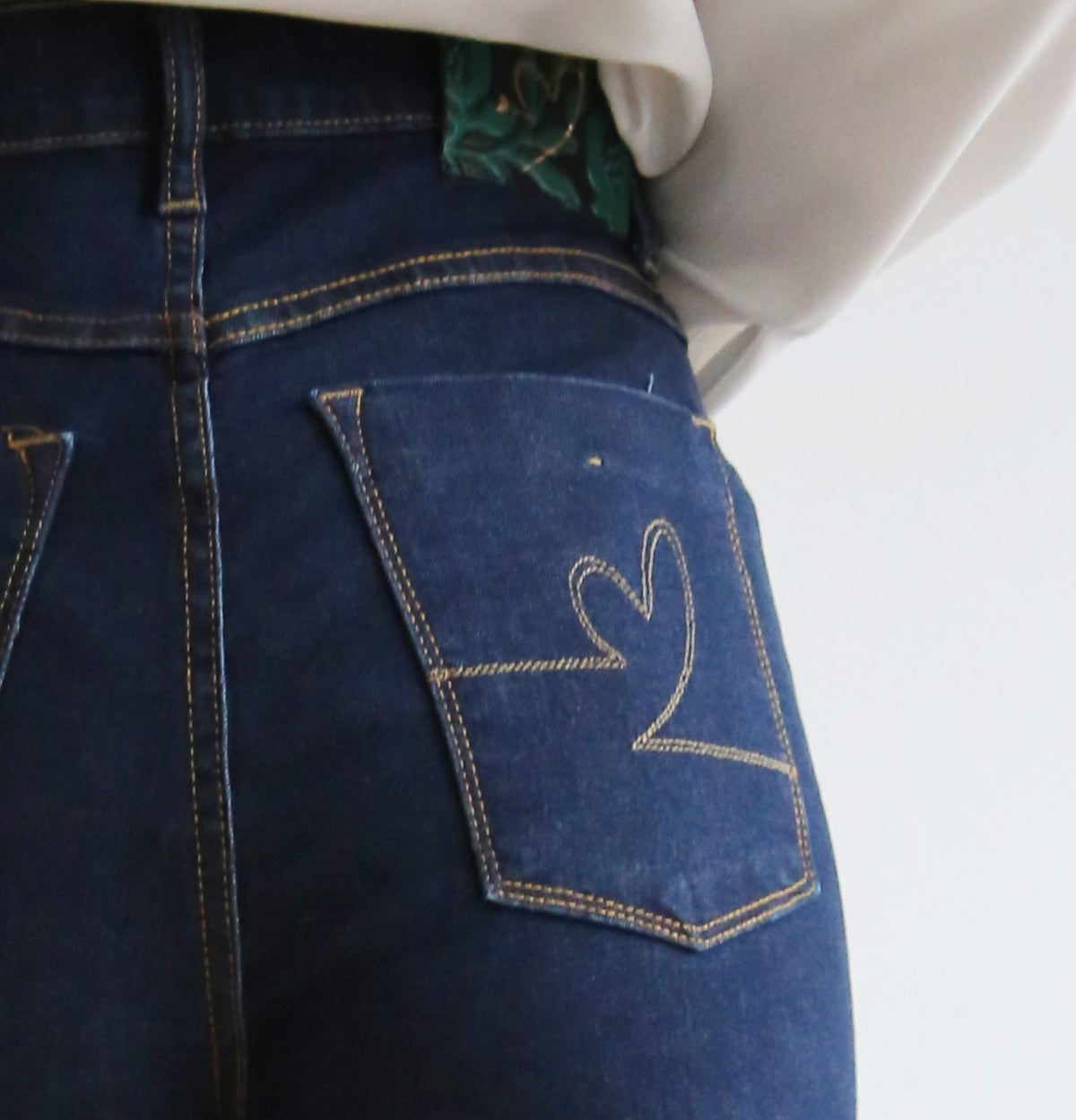 Pantalón denim, alta elasticidad, pierna recta.