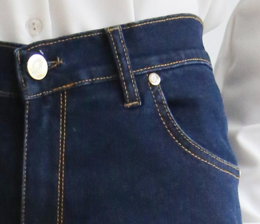 Pantalón denim, alta elasticidad, pierna recta.