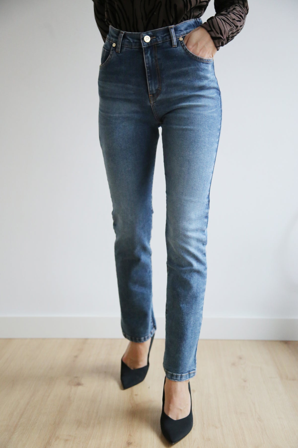 Pantalón denim con licra, corte recto, tiro alto, cinco bolsillos, goma en cinturilla.