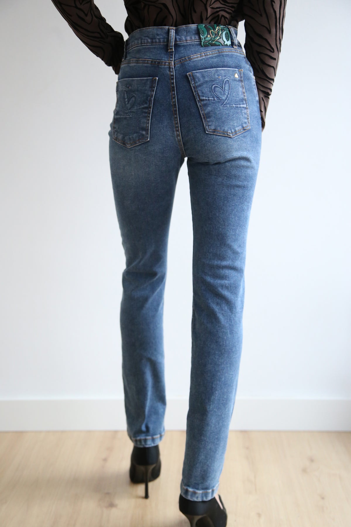 Pantalón denim con licra, corte recto, tiro alto, cinco bolsillos, goma en cinturilla.