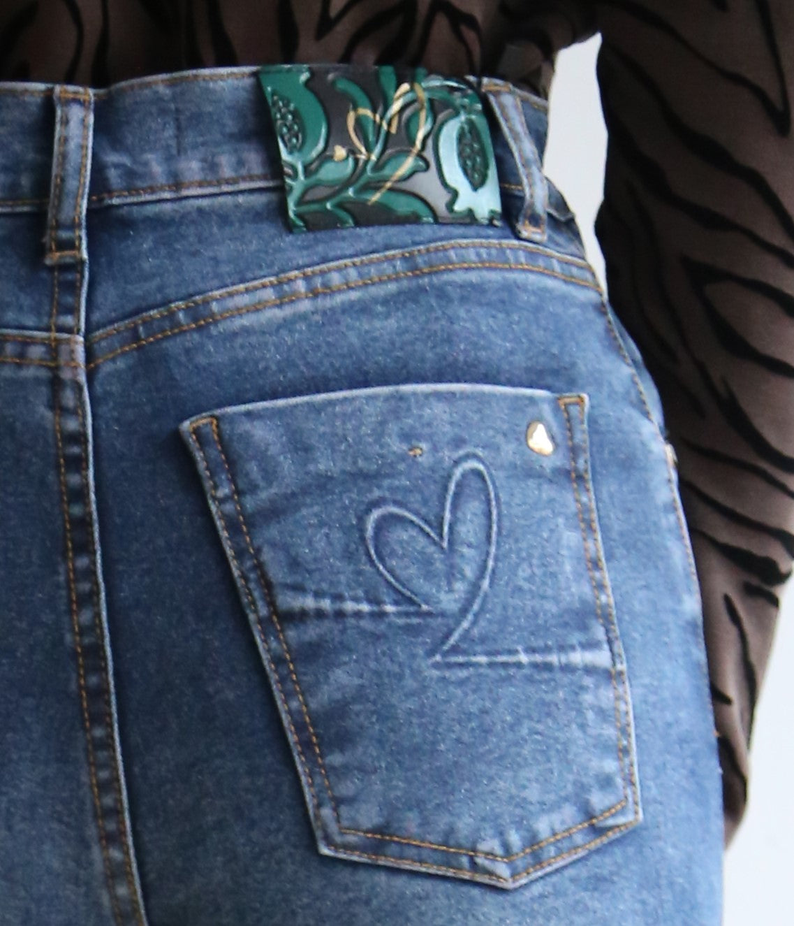 Pantalón denim con licra, corte recto, tiro alto, cinco bolsillos, goma en cinturilla.