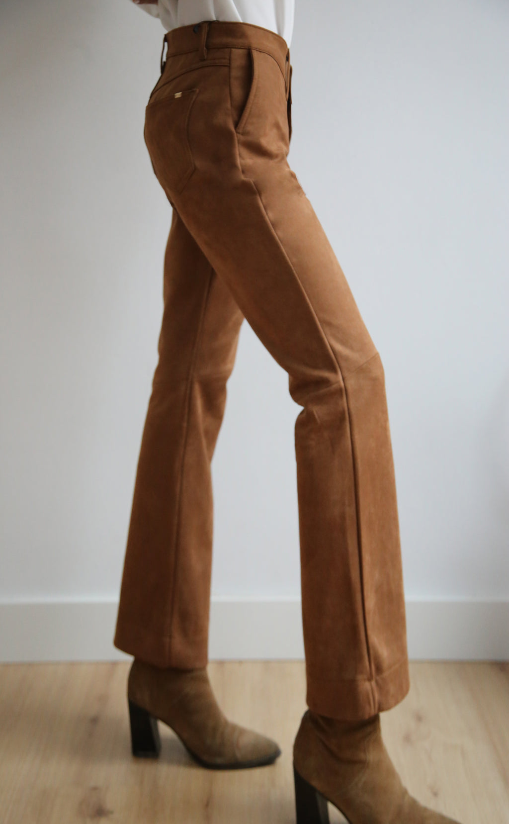 Pantalón estilo retro-chic, tejido de antelina , tiro alto.