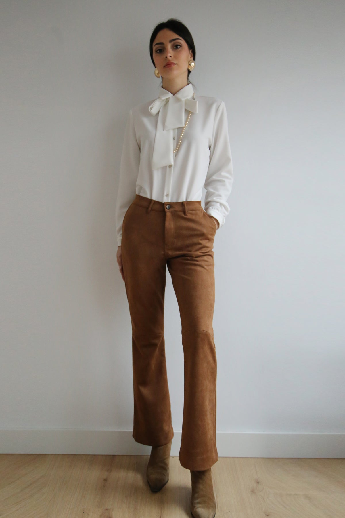 Pantalón estilo retro-chic, tejido de antelina , tiro alto.