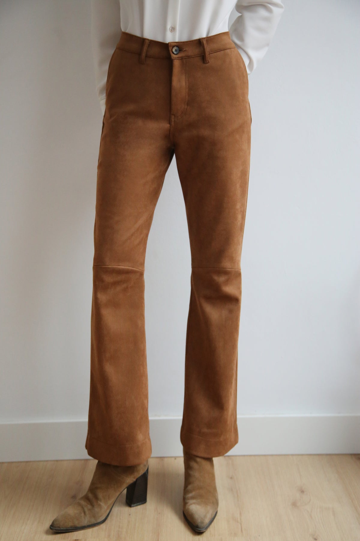 Pantalón estilo retro-chic, tejido de antelina , tiro alto.
