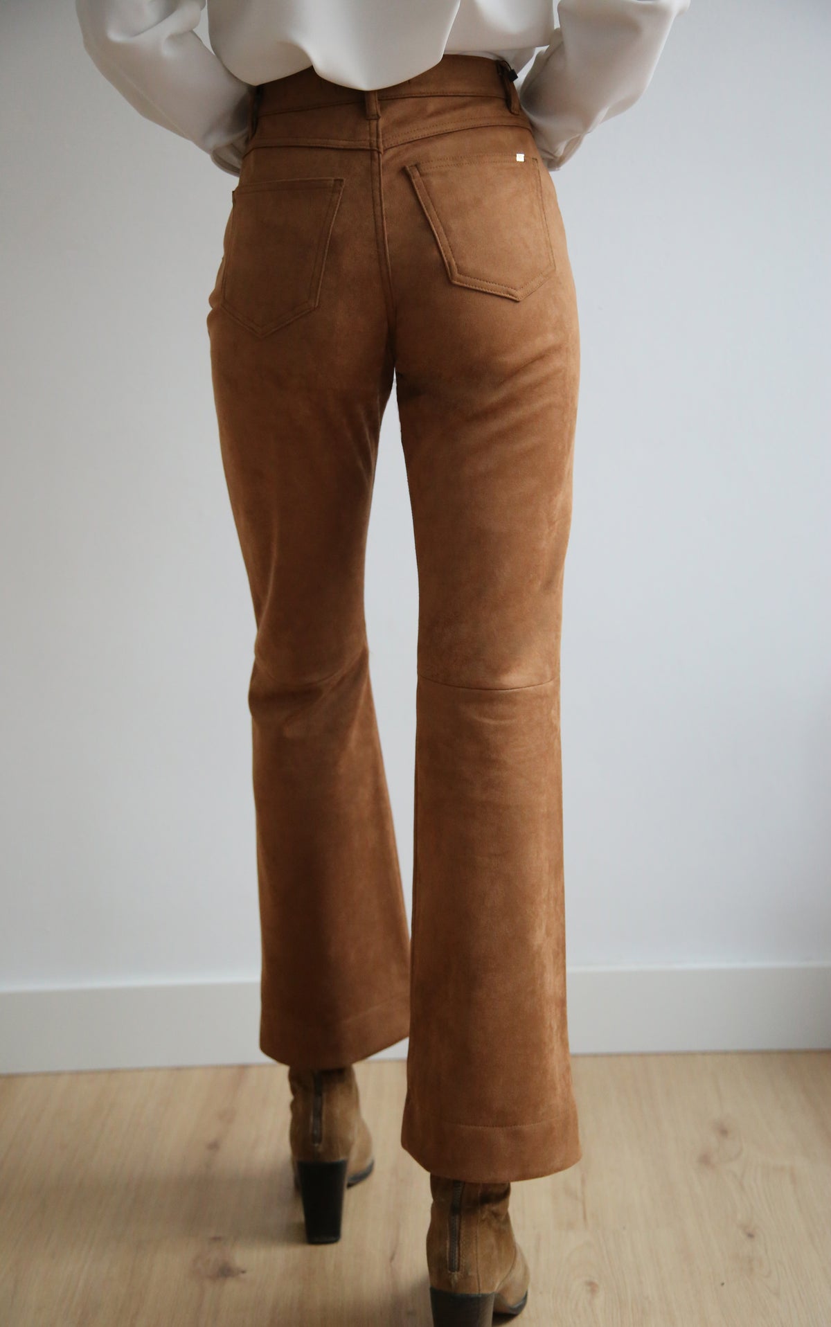Pantalón estilo retro-chic, tejido de antelina , tiro alto.