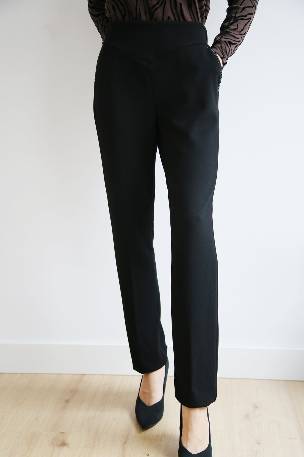 Pantalón efecto faja, corte en pico, cintura elástica, pierna recta.
