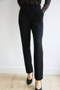 Pantalón efecto faja, corte en pico, cintura elástica, pierna recta.