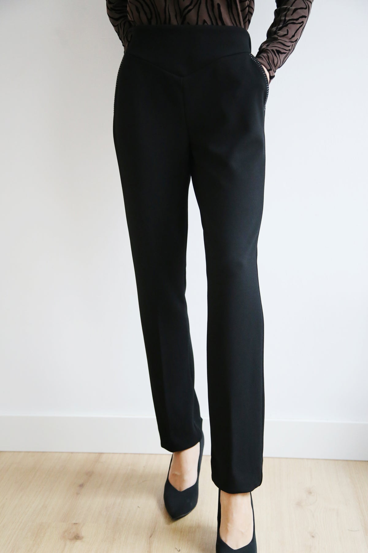 Pantalón efecto faja, corte en pico, cintura elástica, pierna recta.