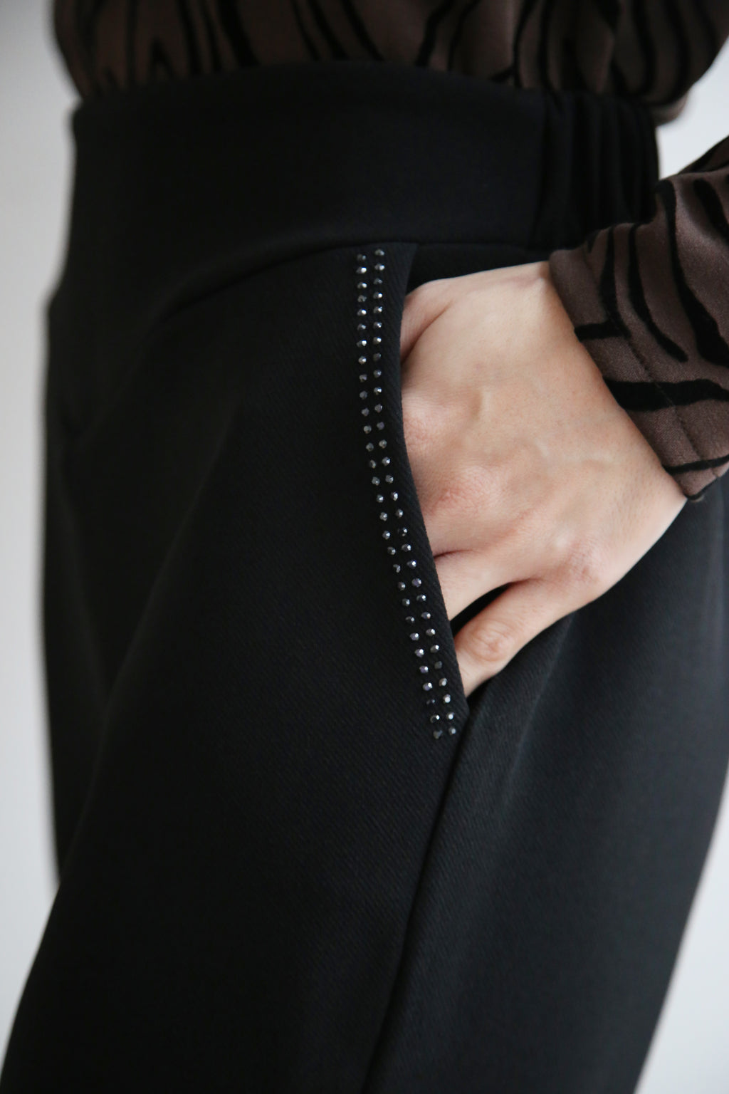 Pantalón efecto faja, corte en pico, cintura elástica, pierna recta.