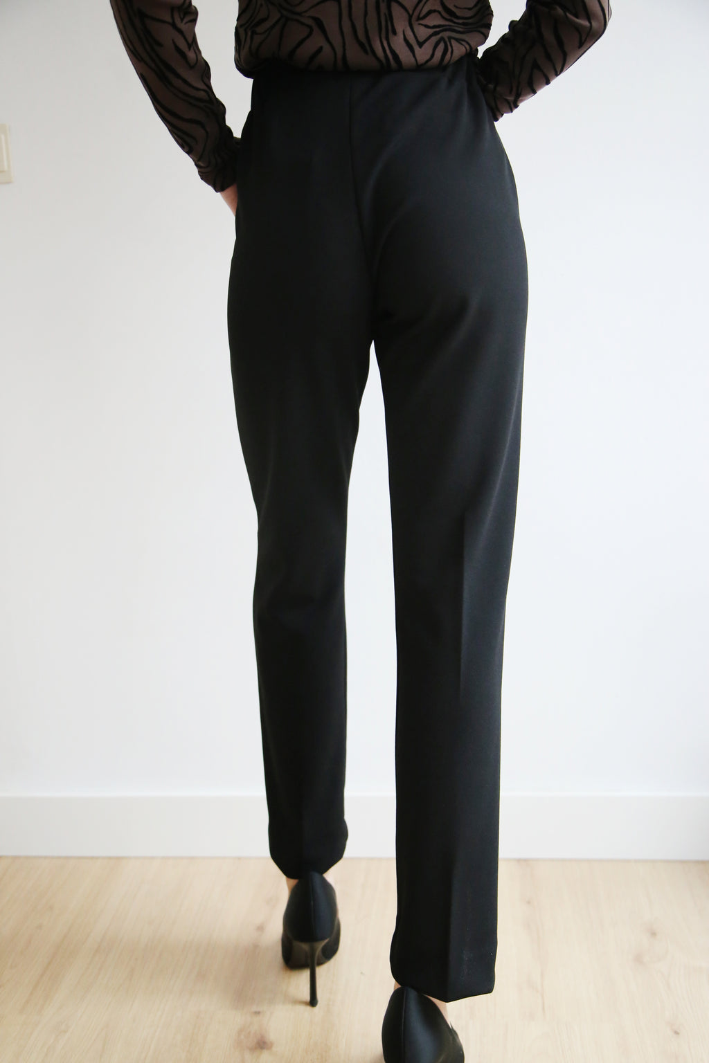 Pantalón efecto faja, corte en pico, cintura elástica, pierna recta.