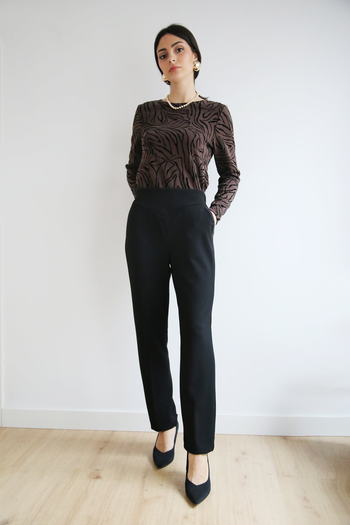 Pantalón efecto faja, corte en pico, cintura elástica, pierna recta.